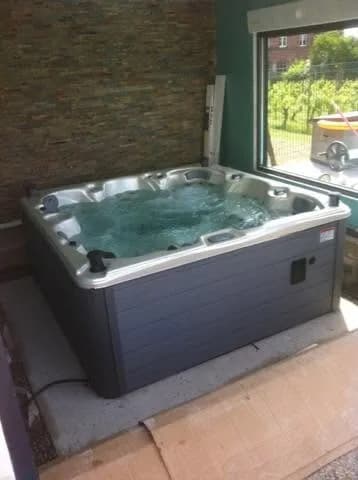 Installation d'un spa Cambridge Duel Full option à Sélestat, sur une dalle contre la maison