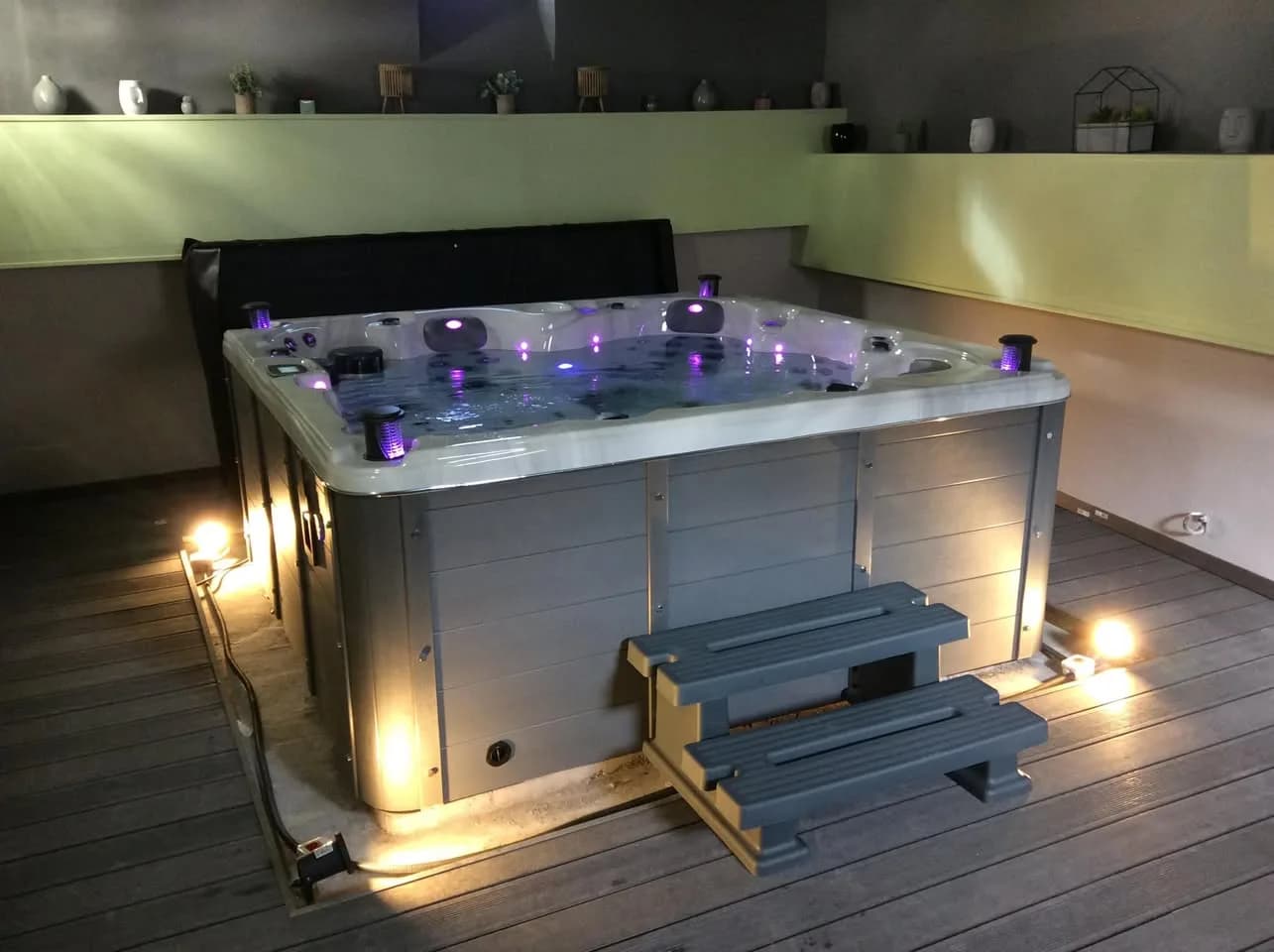 Installation d'un spa Cambridge Duel Full option à Seraincourt, sur une terrasse en bois, spots lumineux
