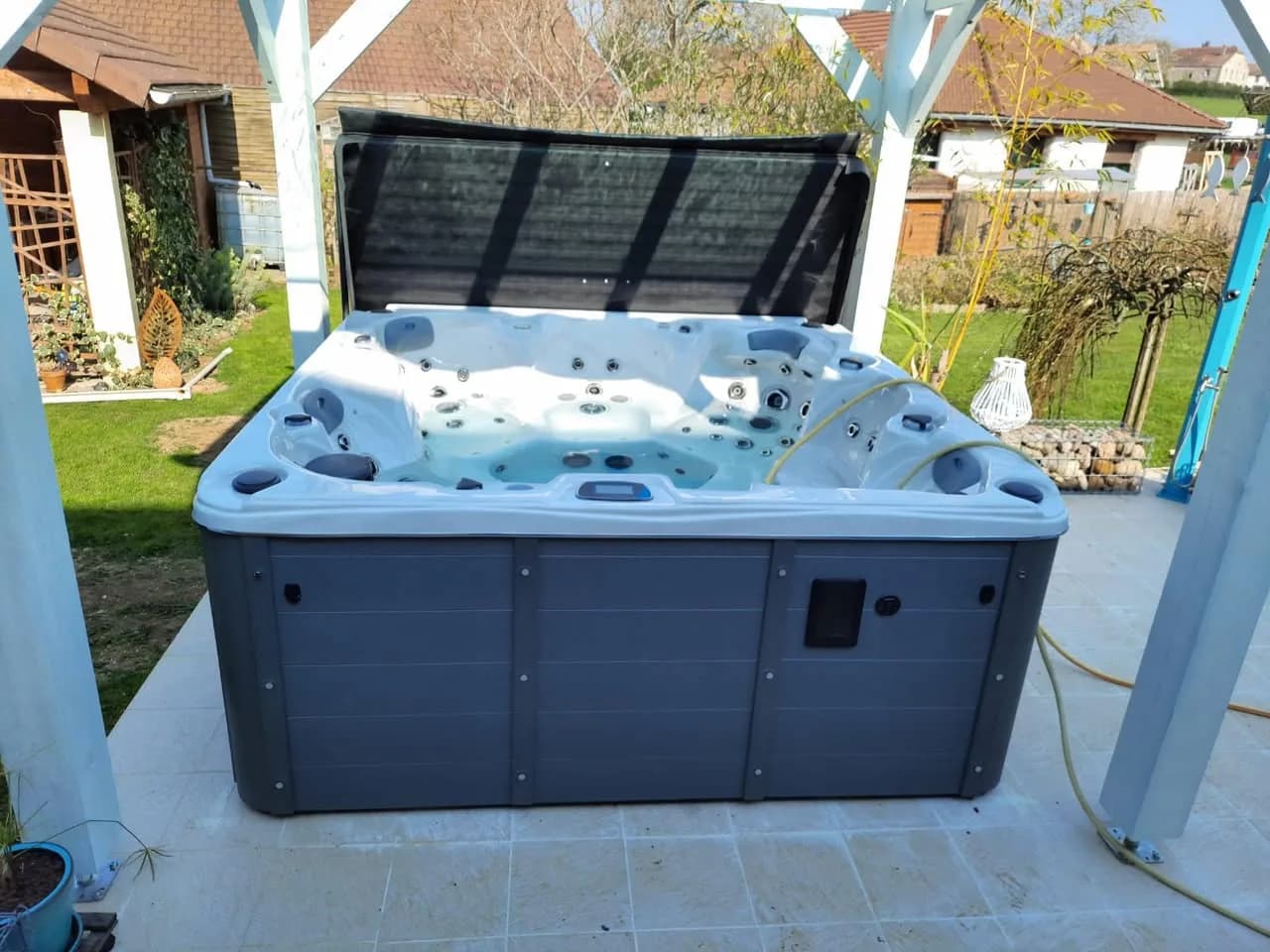 Installation d'un spa Cambridge Duel Full option à Servigney, autre vue du chantier