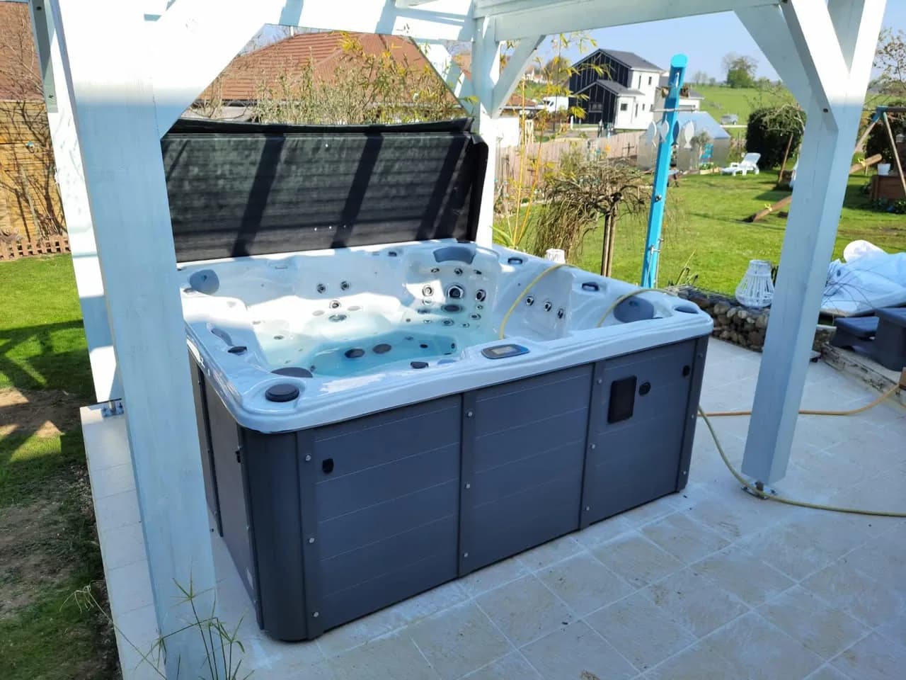 Installation d'un spa Cambridge Duel Full option à Servigney, autre vue du chantier
