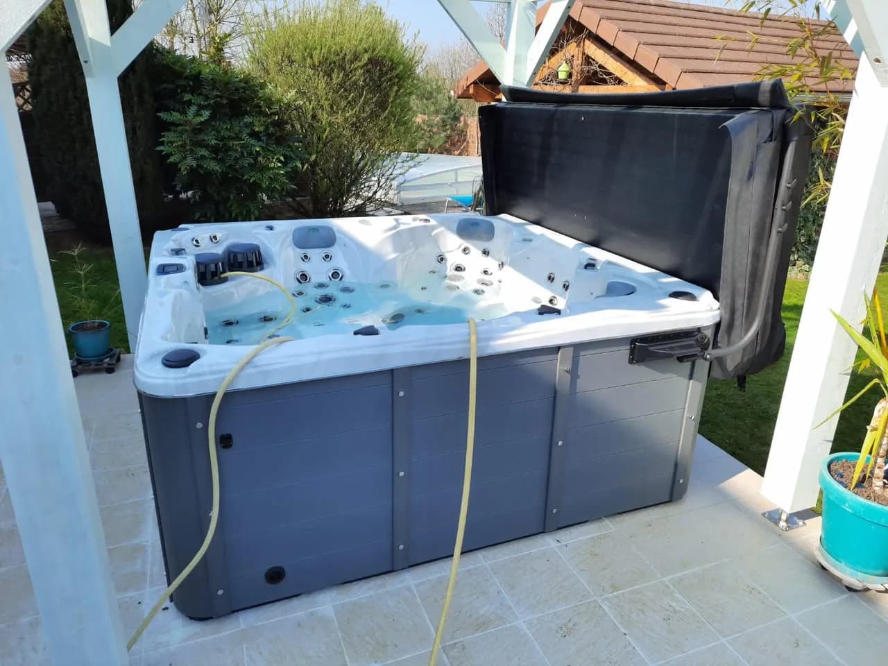 Installation d'un spa Cambridge Duel Full option à Servigney, autre vue du chantier