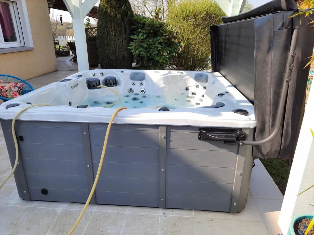 Installation d'un spa Cambridge Duel Full option à Servigney, autre vue du chantier