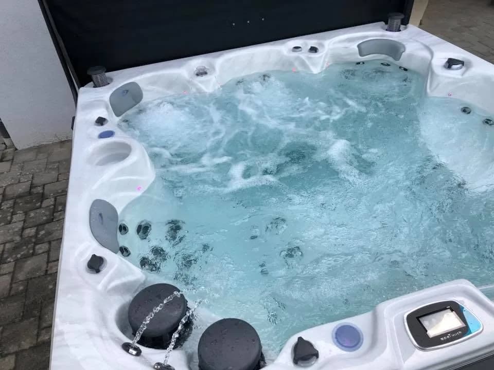 Installation d'un spa Cambridge Duel Full option à Soultz-Haut-Rhin, autre vue du chantier