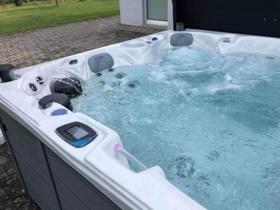 Installation d'un spa Cambridge Duel Full option à Soultz-Haut-Rhin, autre vue du chantier