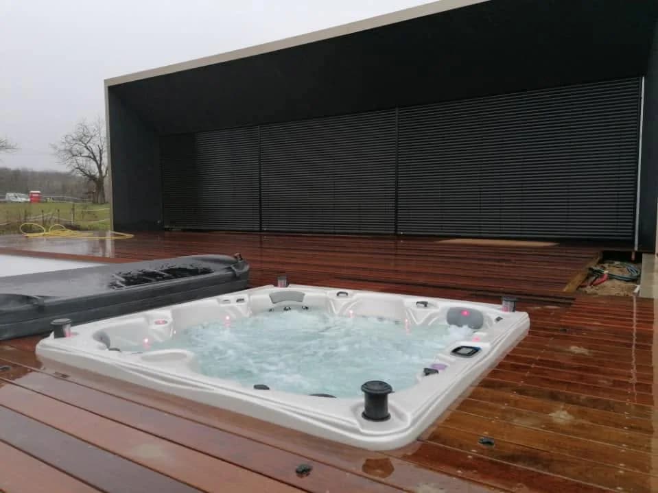 Installation d'un spa Cambridge Duel Full option à Steinbach, autre vue du chantier
