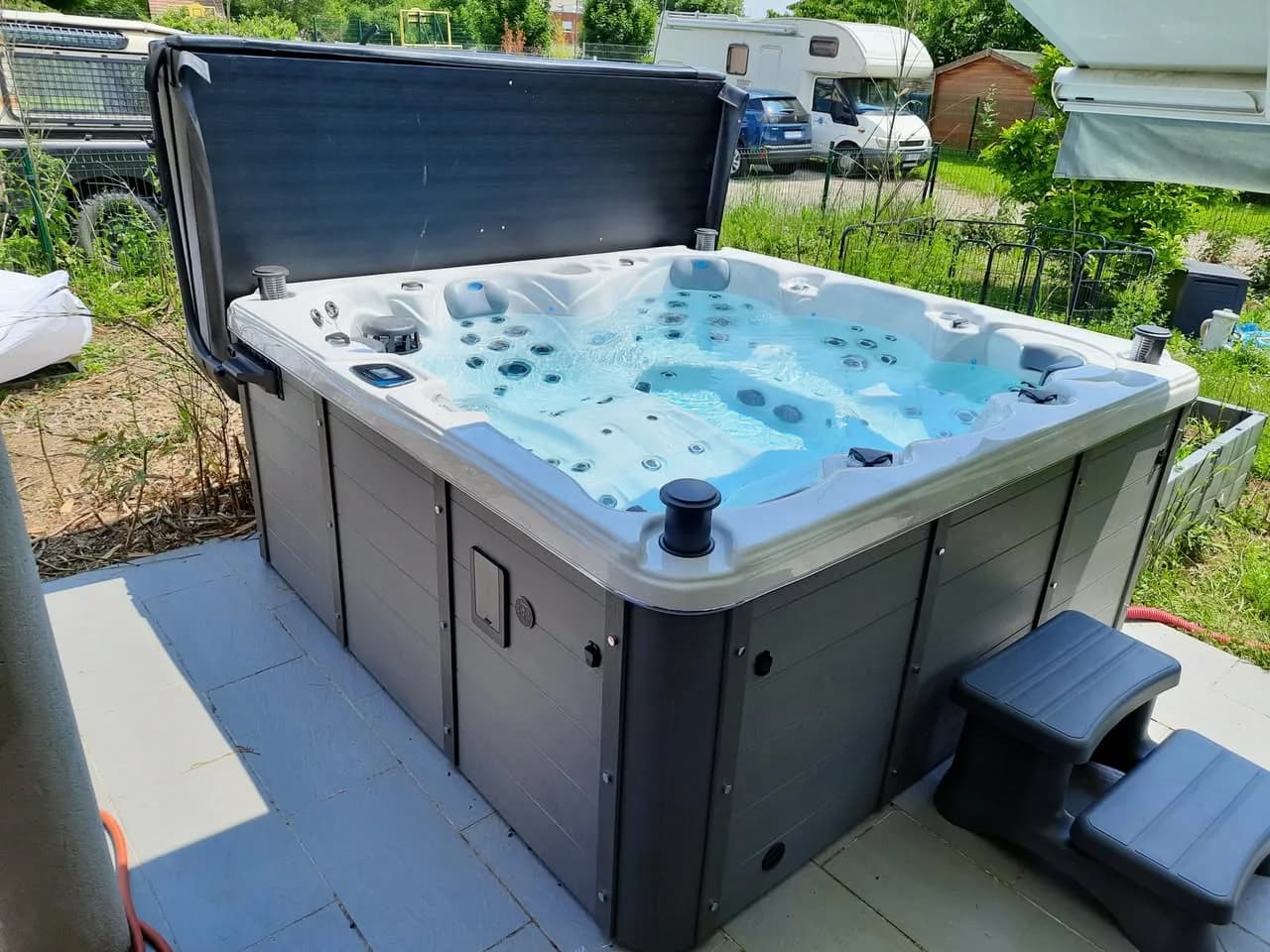 Installation d'un spa Cambridge Duel Full option à Strasbourg, sur une dalle à côté d'un potager