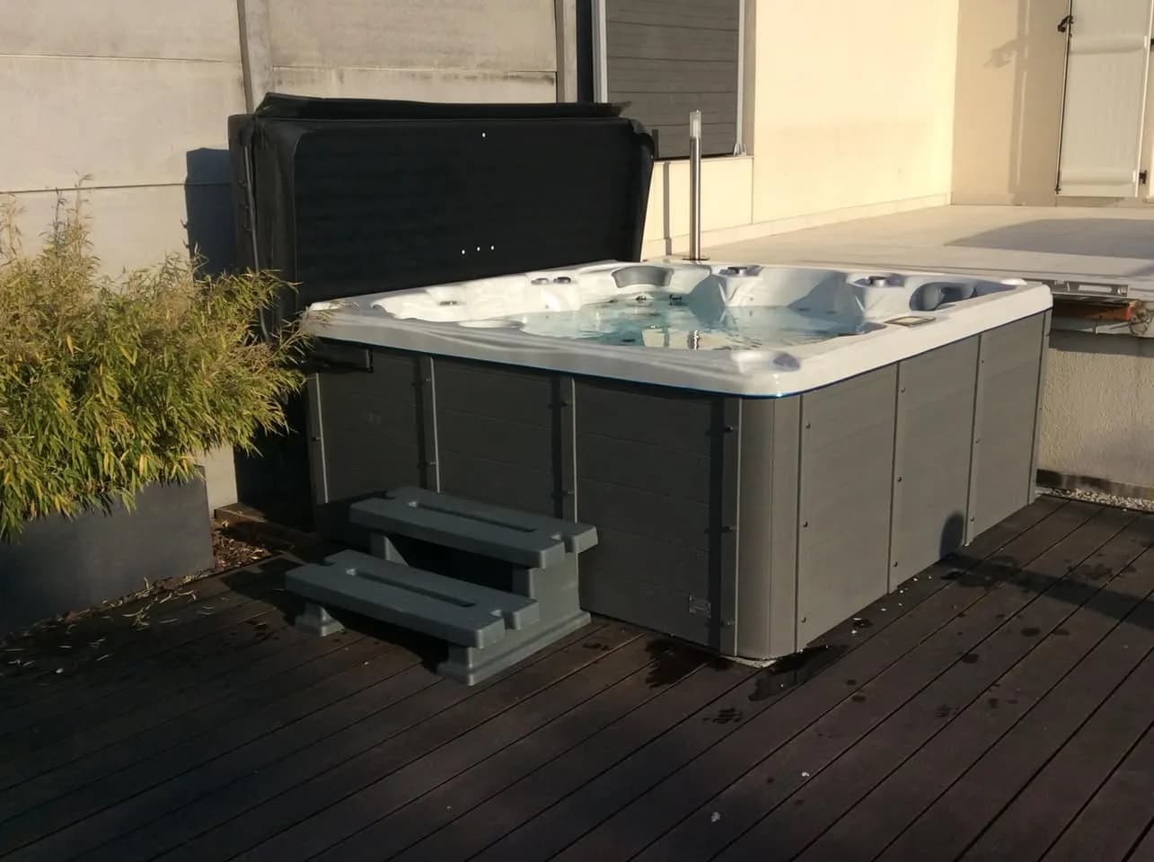 Installation d'un spa Cambridge Duel Full option à Taverny, sur une terrasse en lames composites