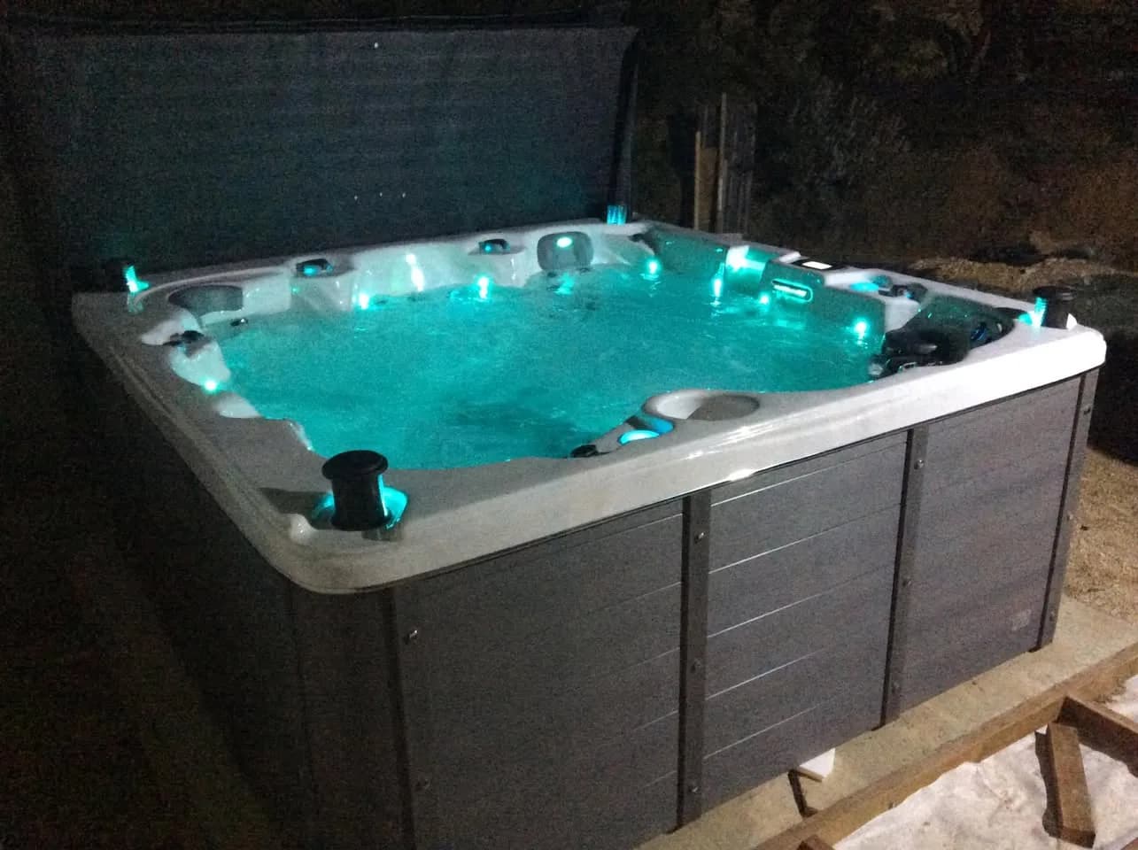 Installation d'un spa Cambridge Duel Full option à Vierin, contre la maison, éclairage LED