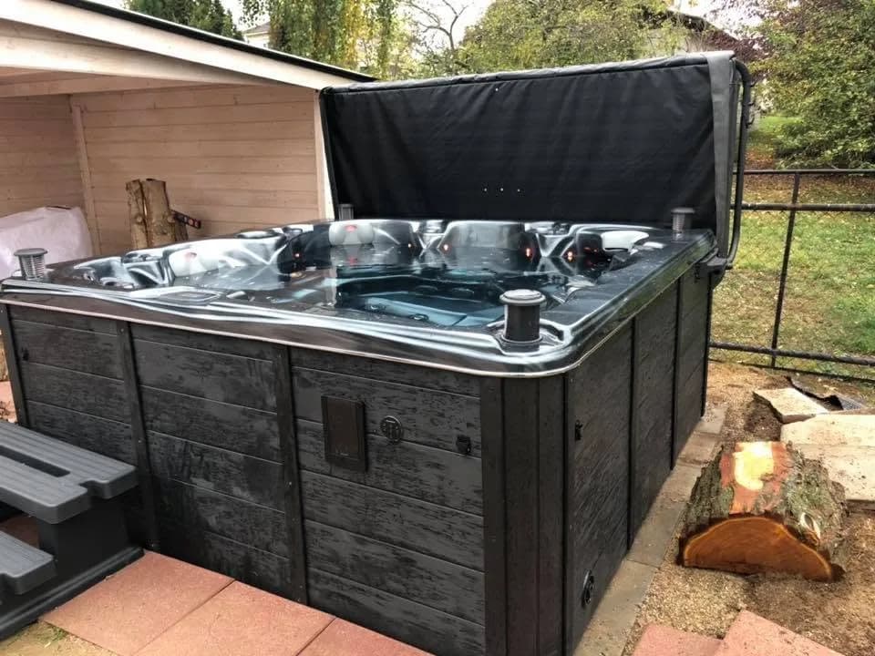 Installation d'un spa Cambridge Duel Full option à Wasselonne, dans le jardin, cuve foncée
