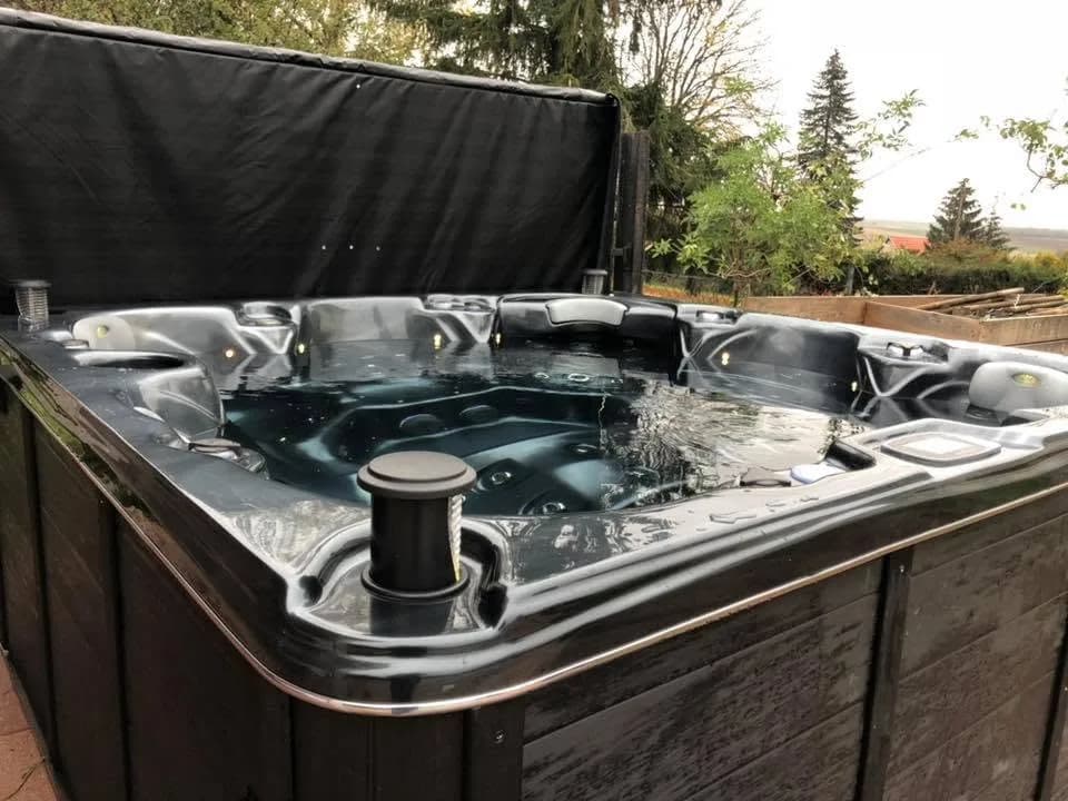 Installation d'un spa Cambridge Duel Full option à Wasselonne, autre vue du chantier