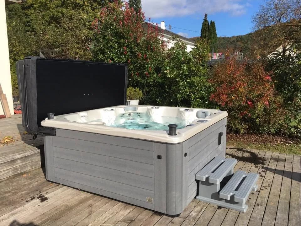 Installation d'un spa Cambridge Duel Full option à Wingen-sur-Moder, sur une terrasse en bois, marchepied