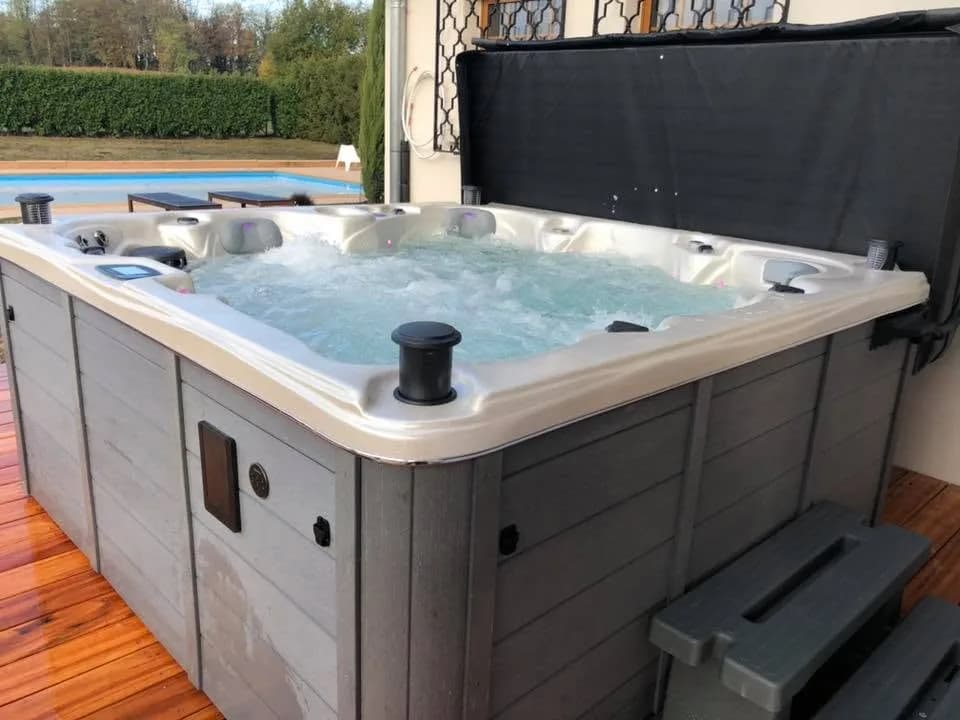 Installation d'un spa Cambridge Duel Full option à Zimmersheim, autre vue du chantier