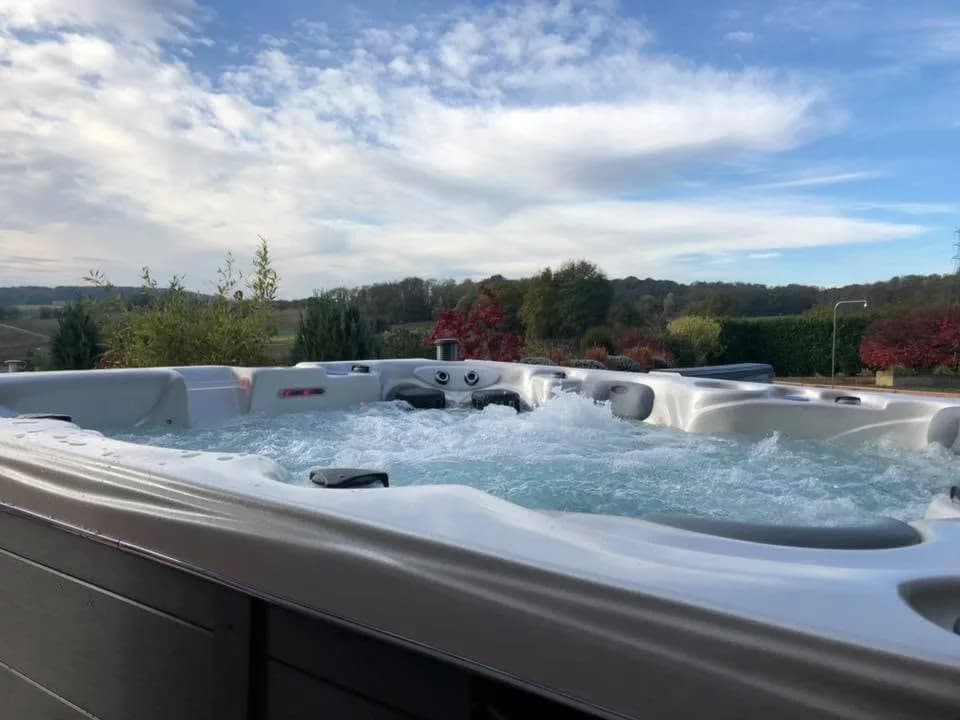Installation d'un spa Cambridge Duel Full option à Zimmersheim, autre vue du chantier
