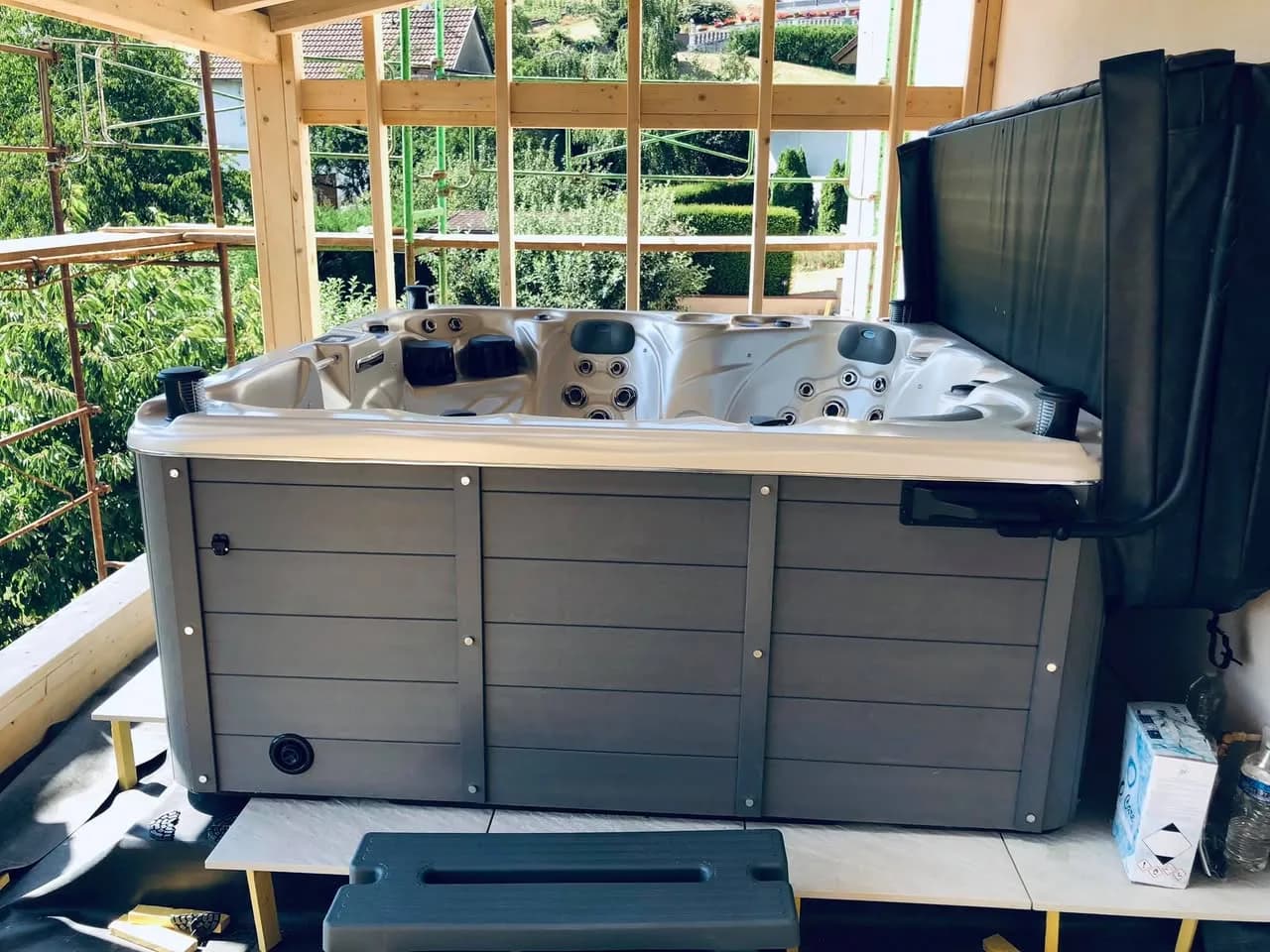 Installation d'un spa Cambridge Duel Full option, sur une terrasse couverte à charpente en bois