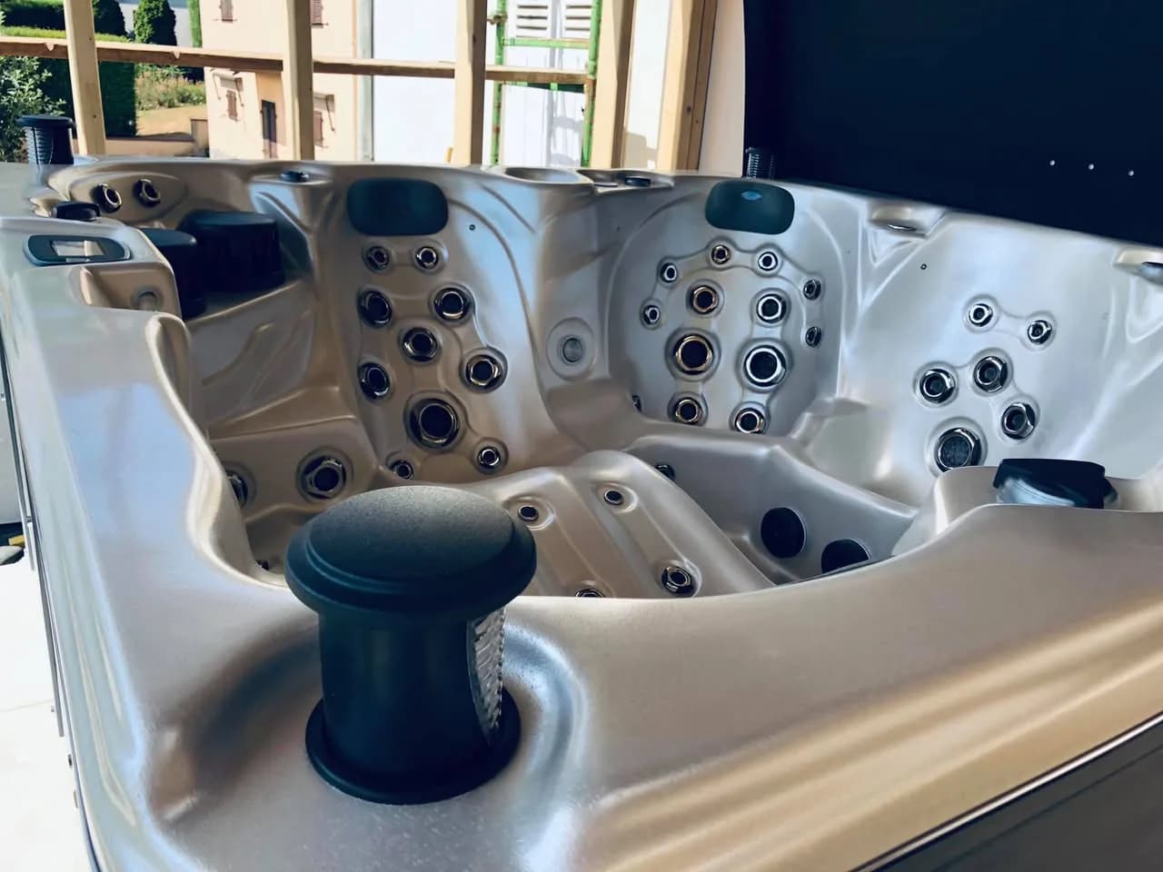 Installation d'un spa Cambridge Duel Full option, autre vue du chantier