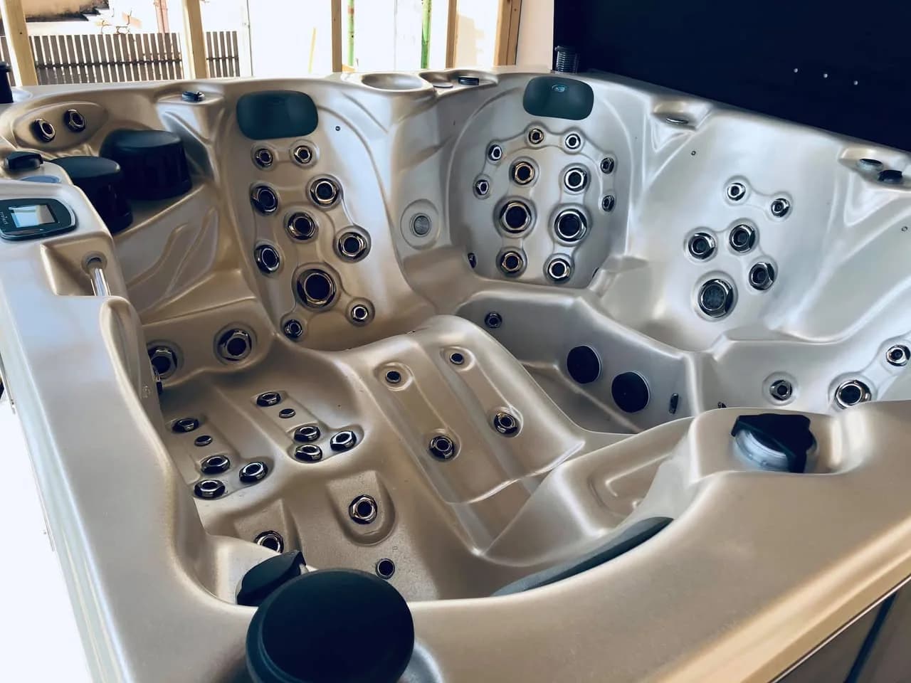 Installation d'un spa Cambridge Duel Full option, autre vue du chantier