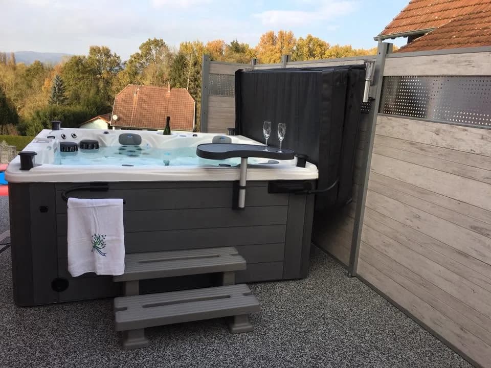 Installation d'un spa Cambridge Duel à Gundershoffen, sur du gravier, desserte et marchepied