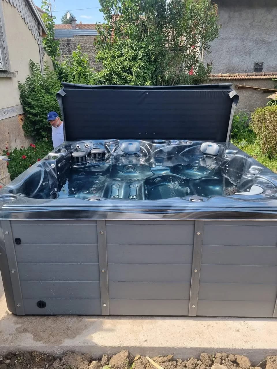 Installation d'un spa Cambridge Duel à Lure, dans un jardin en cours d'aménagement
