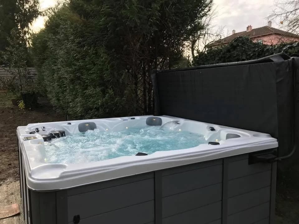 Installation d'un spa Cambridge Duel à Mulhouse, autre vue du chantier