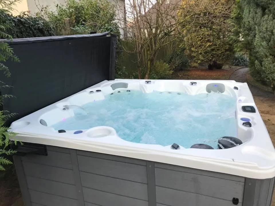 Installation d'un spa Cambridge Duel à Mulhouse, autre vue du chantier