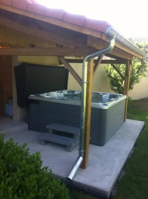 Installation d'un spa Cambridge Duel à Nancy, sous un abri en bois, sur une dalle