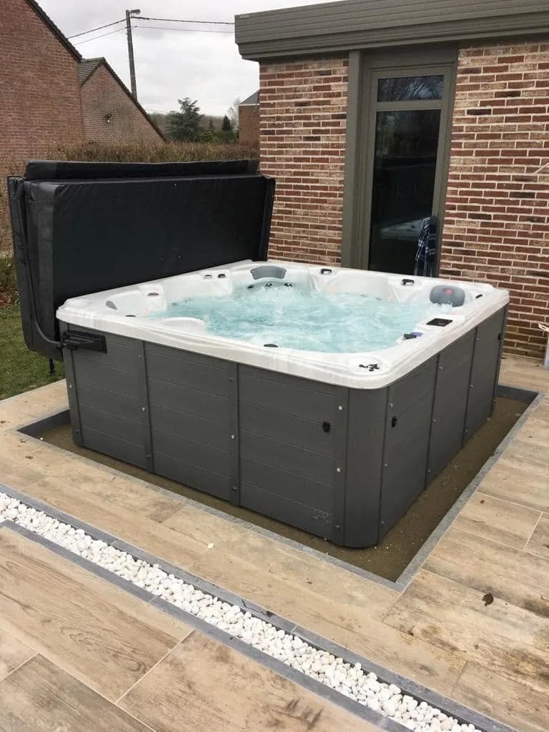 Installation d'un spa Cambridge Duel à Neufvilles, sur une terrasse en bois près d'une piscine