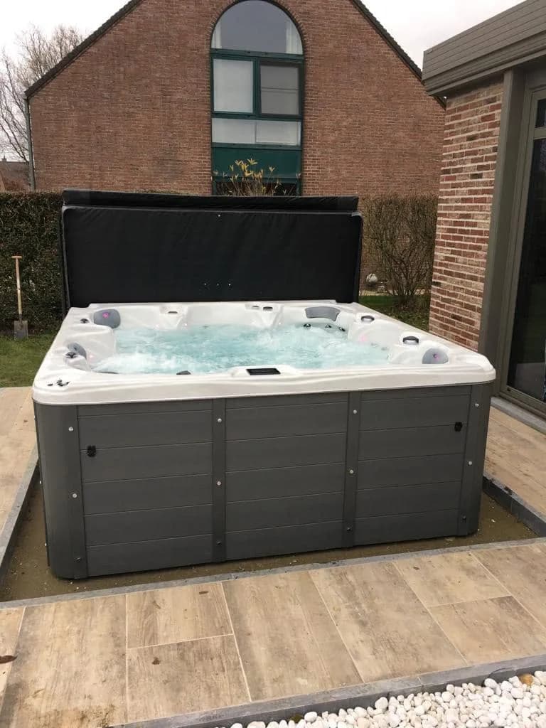 Installation d'un spa Cambridge Duel à Neufvilles, autre vue du chantier