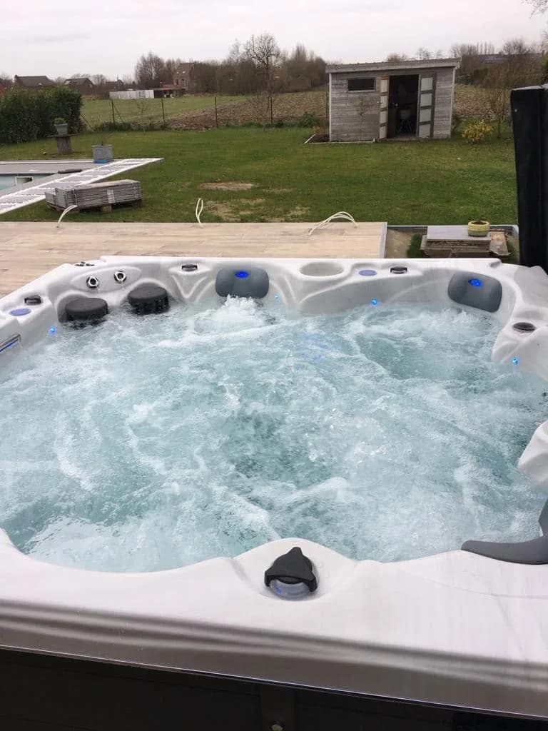 Installation d'un spa Cambridge Duel à Neufvilles, autre vue du chantier