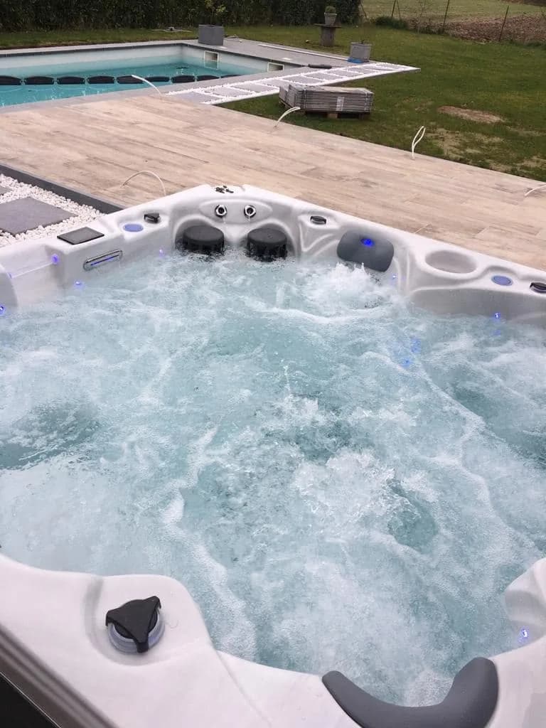 Installation d'un spa Cambridge Duel à Neufvilles, autre vue du chantier