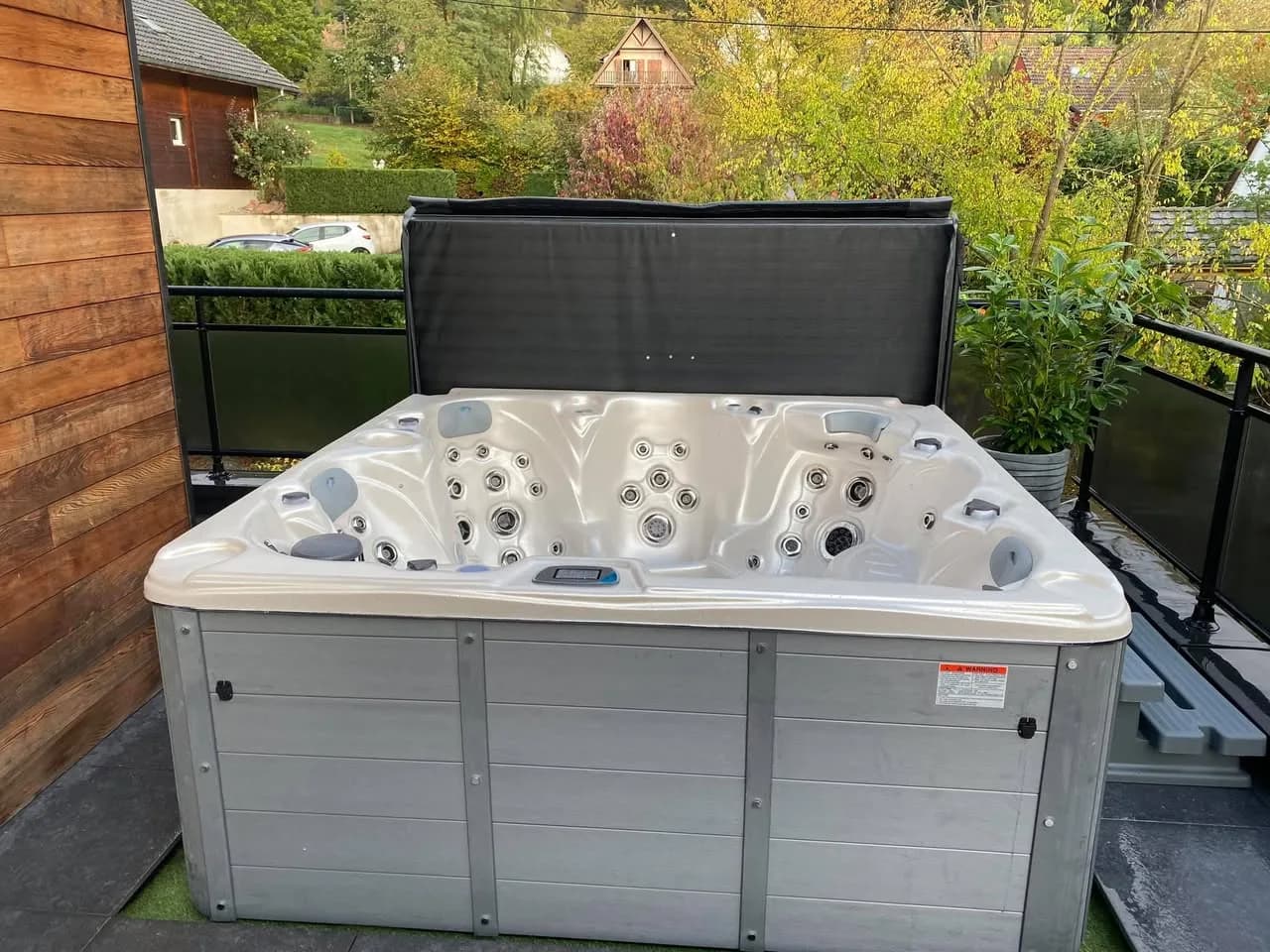 Installation d'un spa Cambridge Duel à Oberhaslasch, sur une terrasse, avec lève-couverture