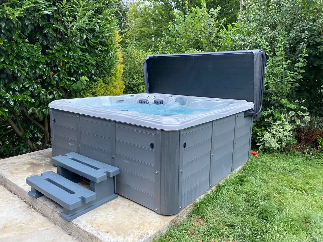 Installation d'un spa Cambridge Duel à Seppois-le-Haut, sur une dalle en bordure de jardin