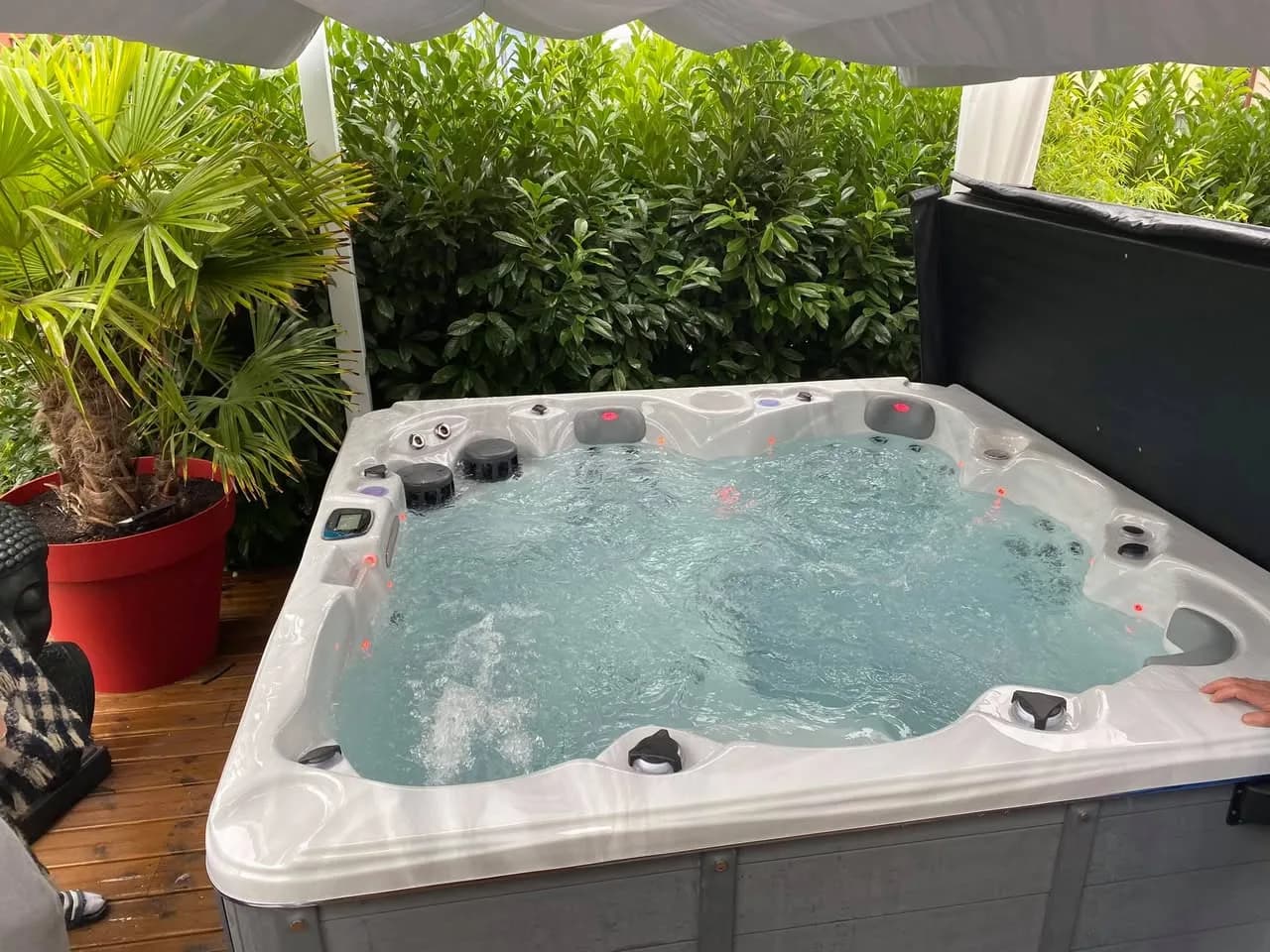 Installation d'un spa Cambridge Duel à Souffelweyersheim, sur une terrasse en bois, avec lève-couverture