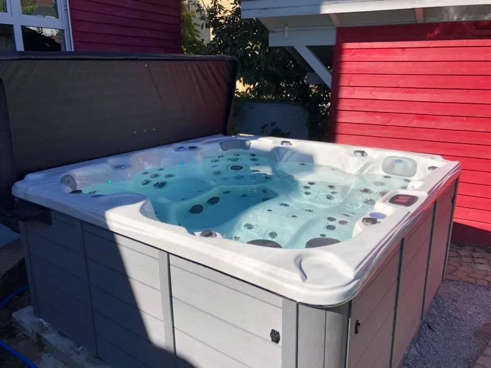 Installation d'un spa Cambridge Duel à Staufen im Breisgau, autre vue du chantier
