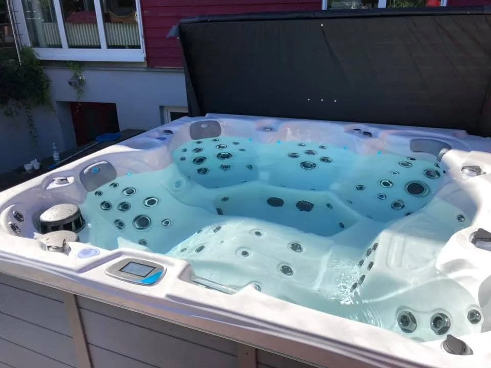 Installation d'un spa Cambridge Duel à Staufen im Breisgau, autre vue du chantier
