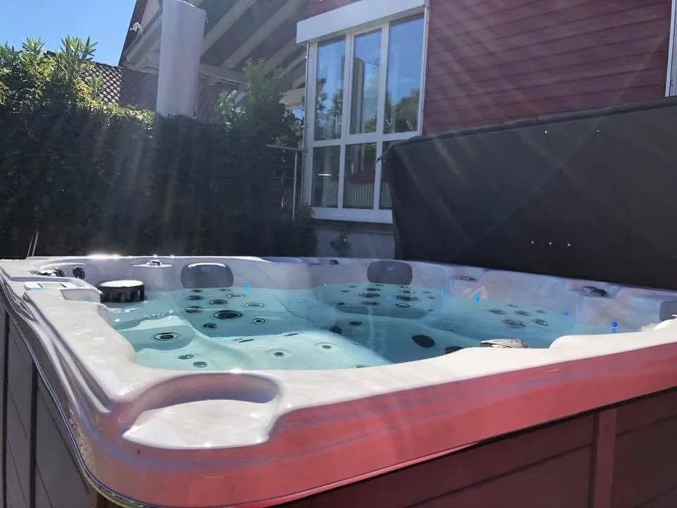 Installation d'un spa Cambridge Duel à Staufen im Breisgau, autre vue du chantier