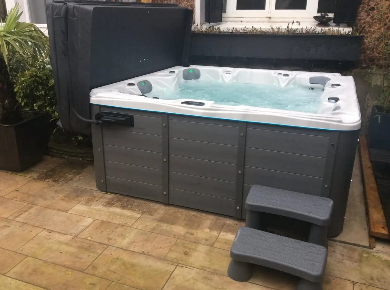 Installation d'un spa Cambridge Duel à Suresnes, sur une terrasse carrelée, marchepied