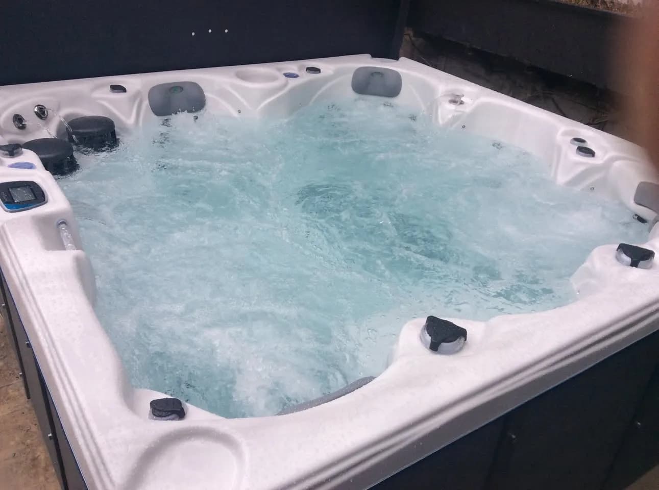Installation d'un spa Cambridge Duel à Suresnes, autre vue du chantier