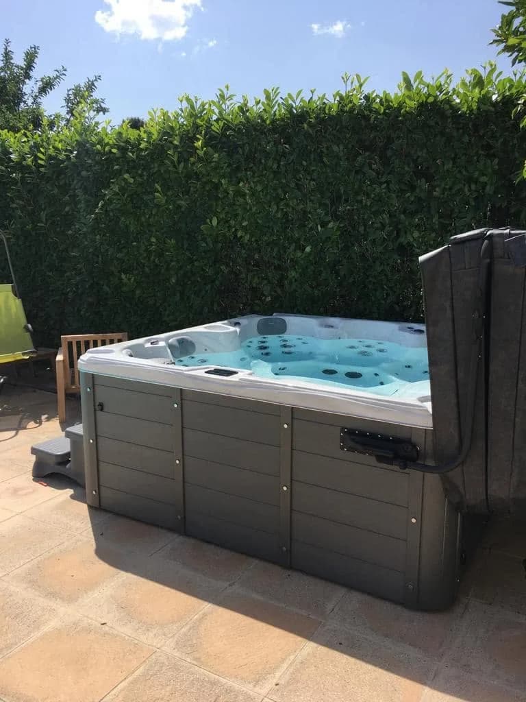 Installation d'un spa Cambridge Duel à Viré, autre vue du chantier