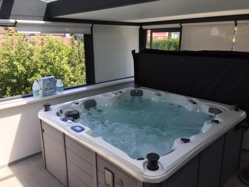 Installation d'un spa Cambridge Duel à Wittersdorf, sous un abri sur une terrasse