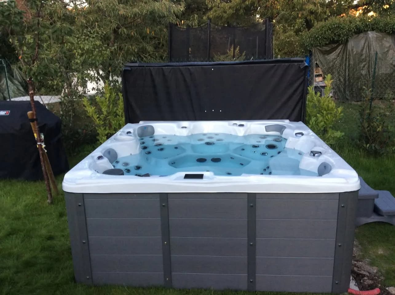 Installation d'un spa Cambridge Duel, sur la pelouse d'un grand jardin