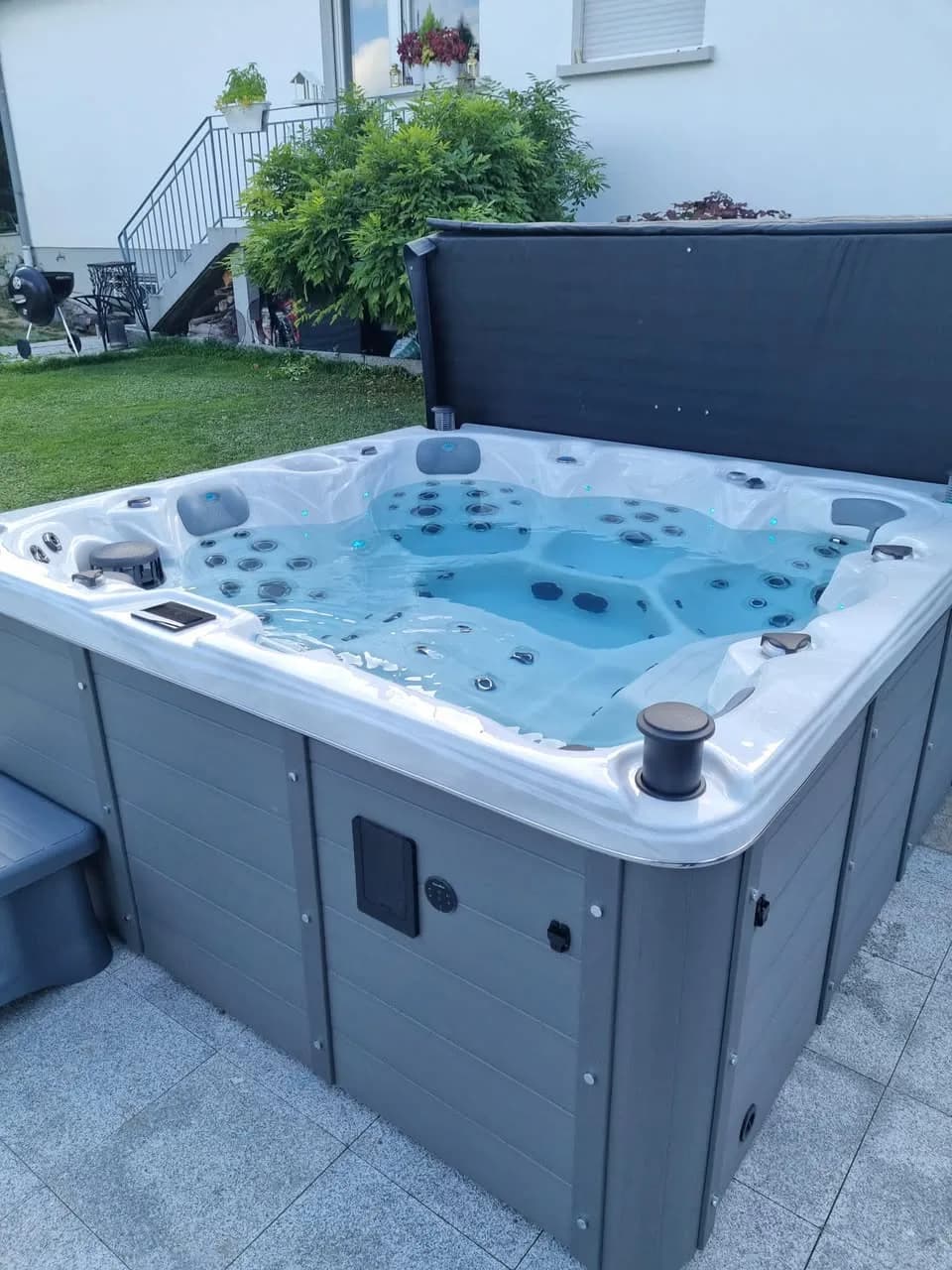 Installation d'un spa Cambridge à Eschentzwiller, sur un dallage en bordure de pelouse