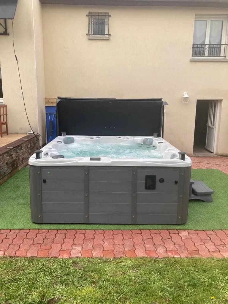 Installation d'un spa Cambridge Full option à Attigny, sur une dalle claire contre la maison