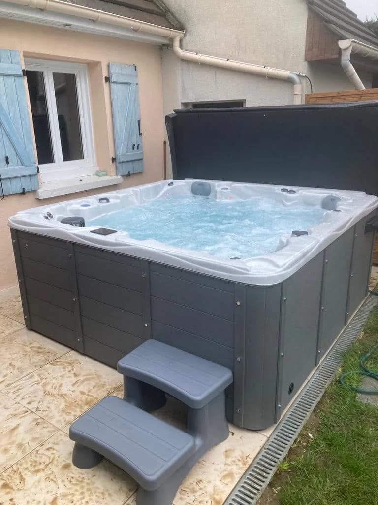 Installation d'un spa Cambridge Full option à Attigny, autre vue du chantier
