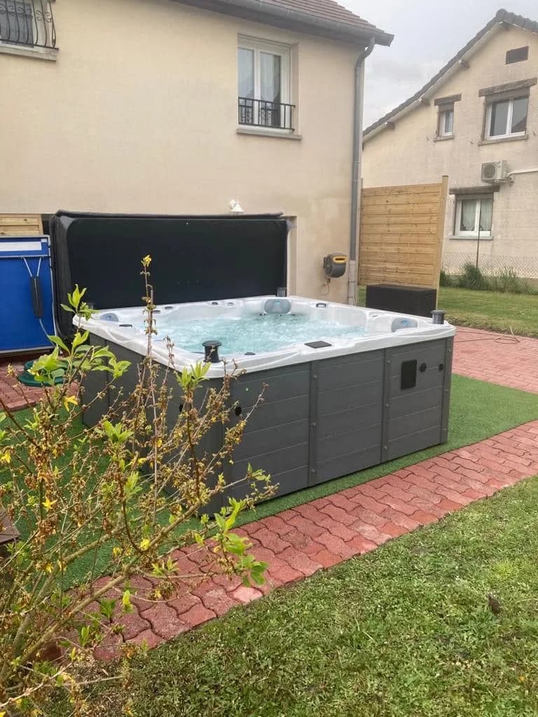Installation d'un spa Cambridge Full option à Attigny, autre vue du chantier