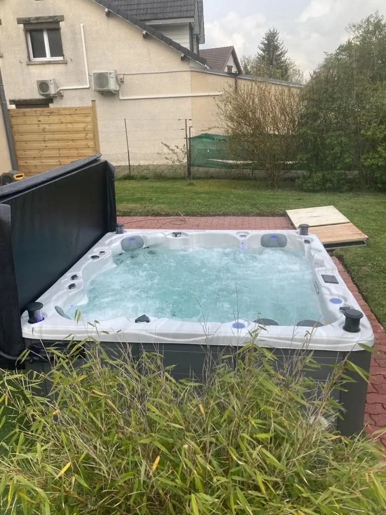 Installation d'un spa Cambridge Full option à Attigny, autre vue du chantier