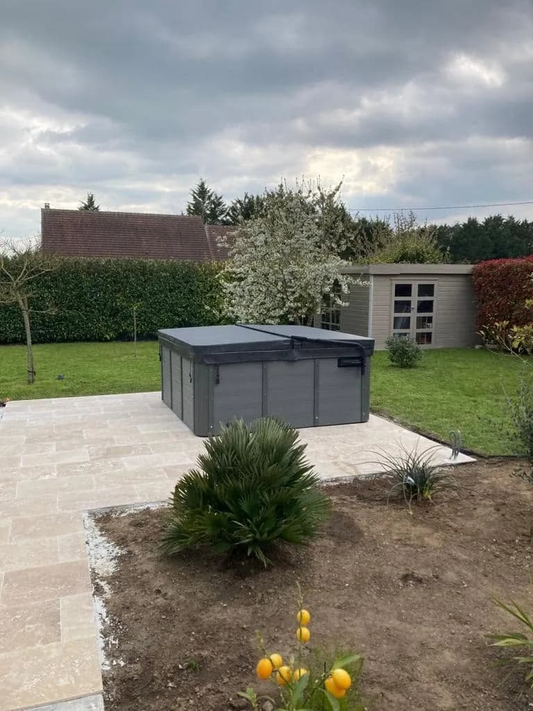 Installation d'un spa Cambridge Full option à Attigny, autre vue du chantier