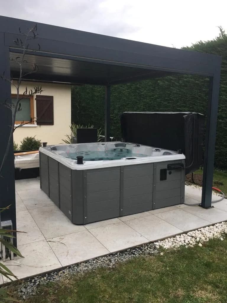 Installation d'un spa Cambridge Full option à Genas, sous une pergola en aluminium près d'une piscine