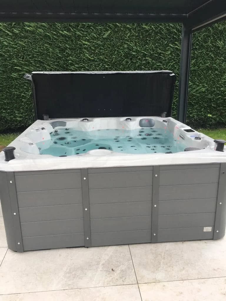 Installation d'un spa Cambridge Full option à Genas, autre vue du chantier