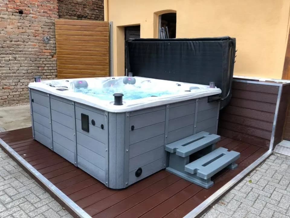Installation d'un spa Cambridge Full option à Mothern, sur un plancher posé sur une cour pavée