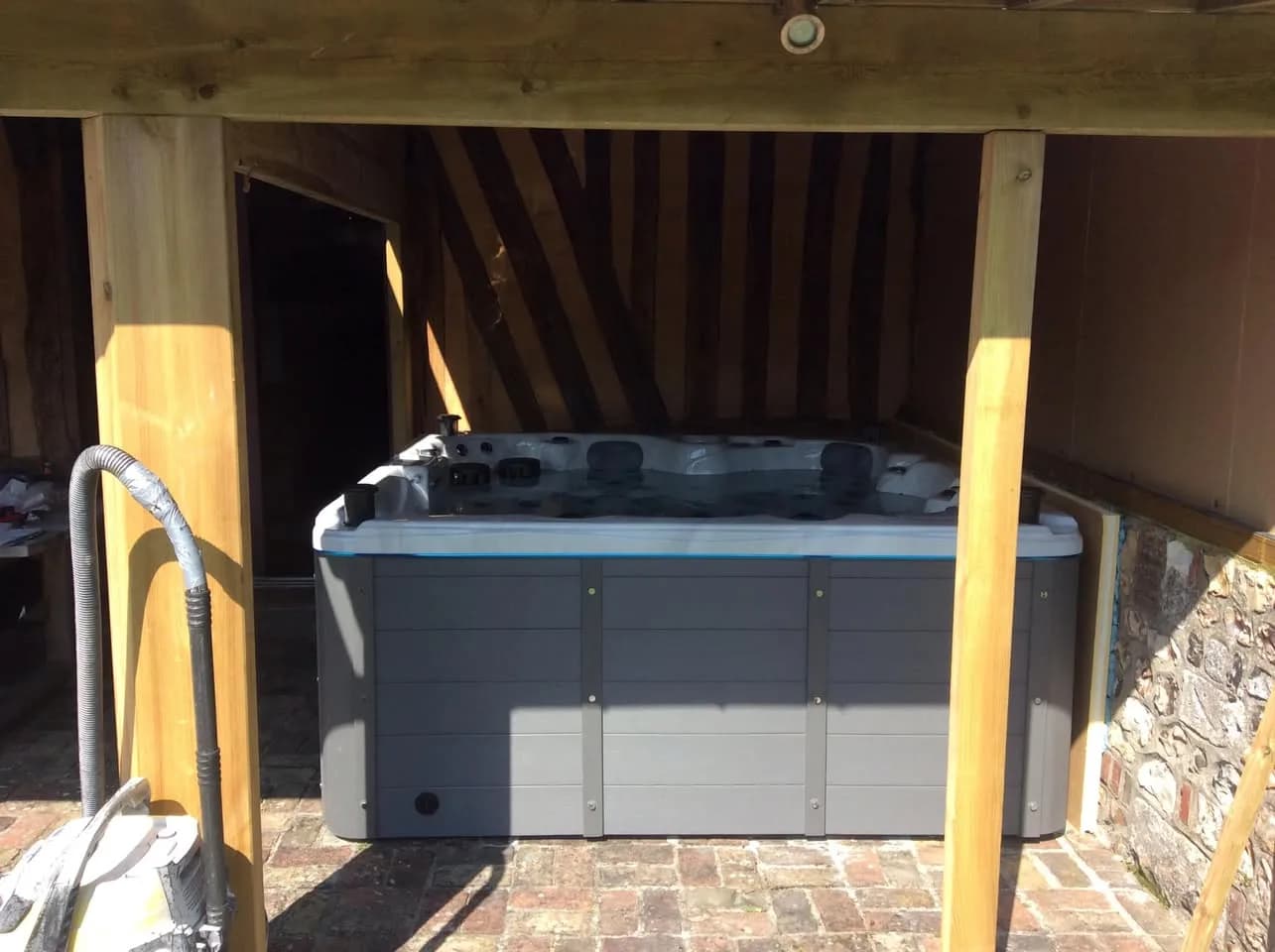 Installation d'un spa Cambridge Full option à Pont-Audemer, sous un abri en bois